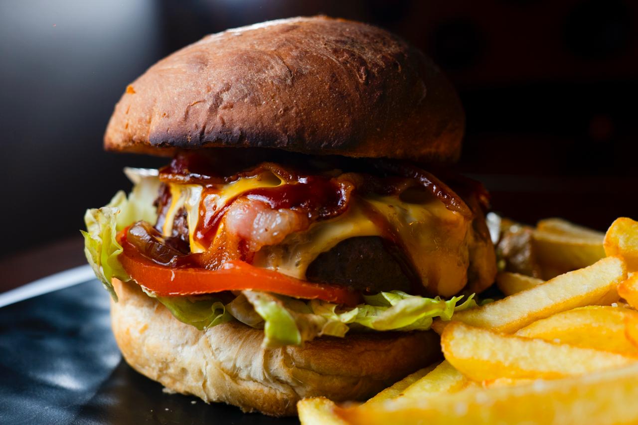 Hamburger e patatine preparati da Inolim Pub